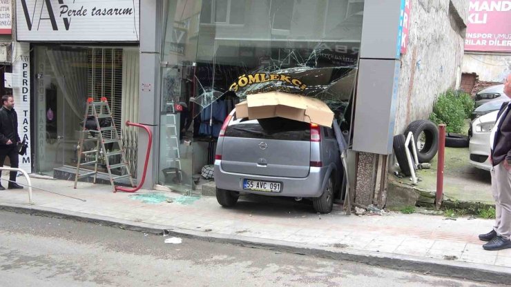 Samsun’da terzi dükkanına otomobil girdi
