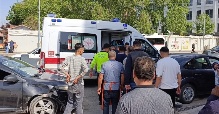 Otomobil ile motosiklet çarpıştı: 1 yaralı