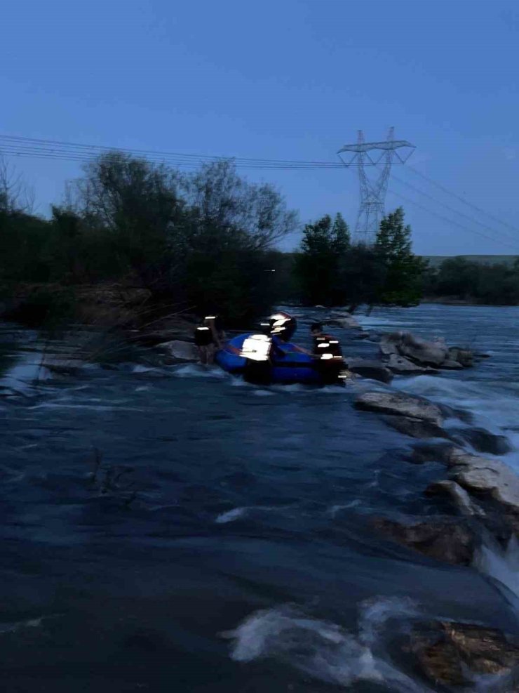 Dicle Nehri’nde mahsur kalan genç kurtarıldı
