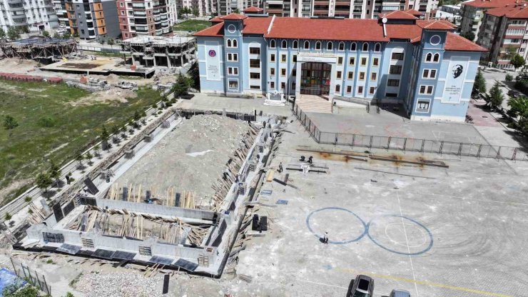 Isparta Belediyesi, 3 okula halı saha ve 1 okula kapalı spor salonu kazandırıyor