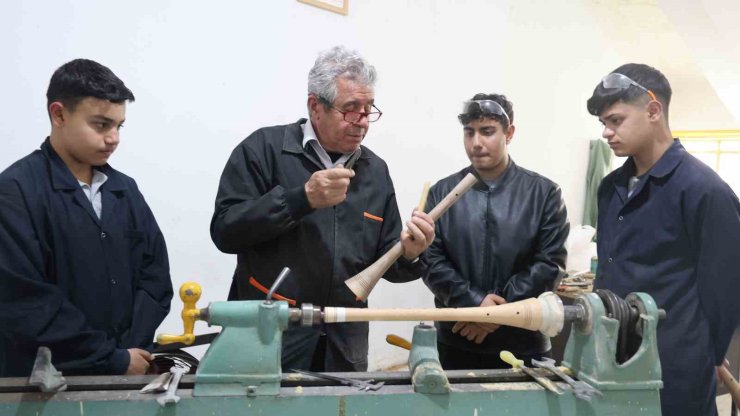 Abdal geleneğini yaşatan öğrenciler, çaldıkları enstrümanları yapmayı da öğreniyor