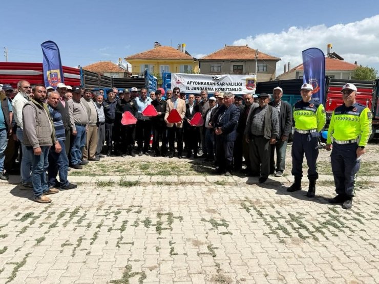 Sandıklı’da traktör sürücüleri reflektörün önemi konusunda bilgilendirildi