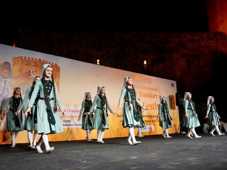 Alanya’da kültürleri buluşturan dans ve müzik şöleni başladı