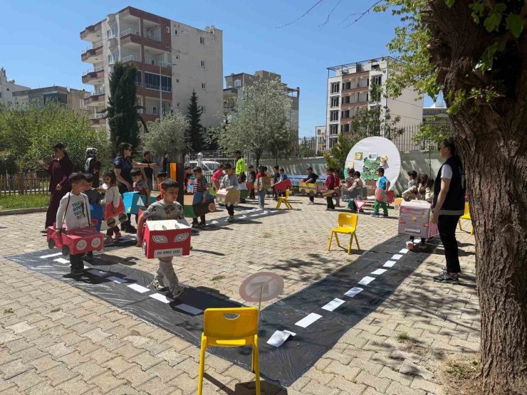 Atıklardan araç yaptılar, trafiği uygulamalı öğrendiler