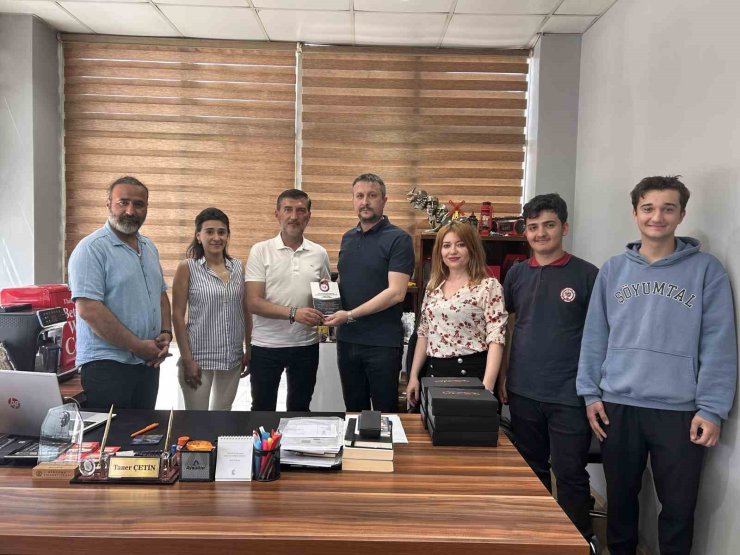 Bergama’da Türkçe isimli iş yerlerine teşekkür plaketi