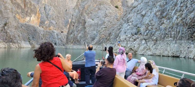 Dünyanın ikinci büyük kanyonunda tekne keyfi yapıp dağ keçilerini izliyorlar
