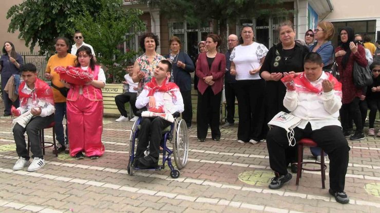 Edirne’de temsili askerlik töreninde duygu dolu anlar yaşandı: Özel bireyler askere uğurlandı