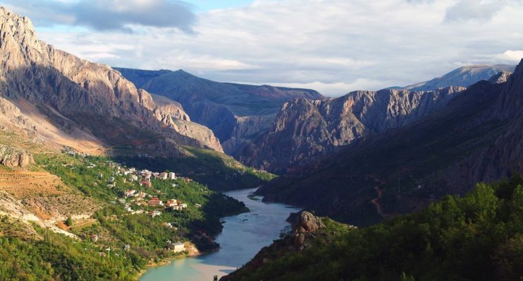 Kemaliye’de kayalığın tepesine yapılan ev merak uyandırıyor
