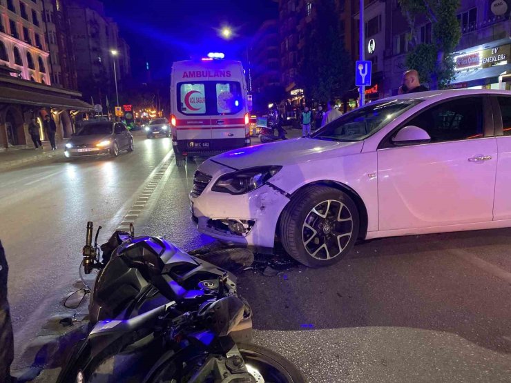 Otomobil ile motosiklet çarpıştı: 1 yaralı