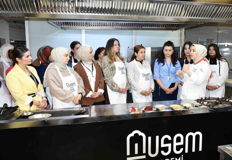 Gaziantep’te ‘ebe gebe el ele’ vererek pirpirim aşı yaptı