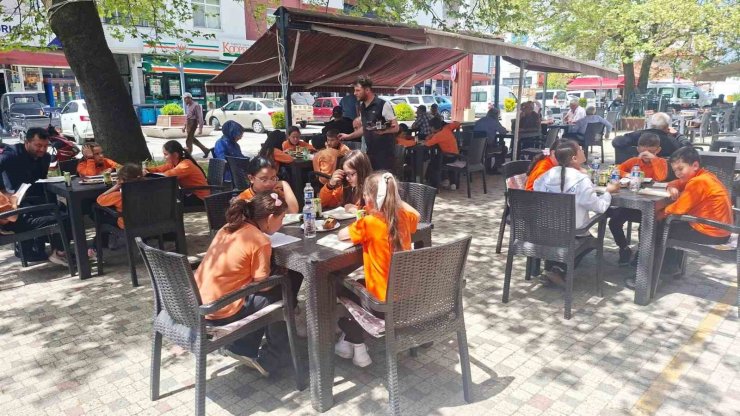 Hisarcık’ta kahvehane önünde kitap okuma etkinliği