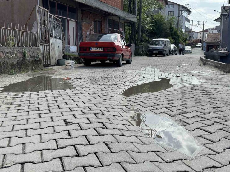 Bozuk yolda ıslanan çocuklar için tepki gösterdi