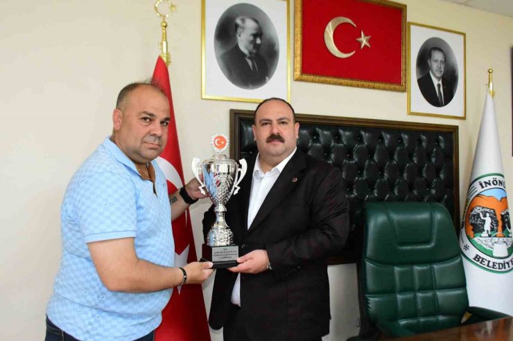 Başkan Hamamcı’ya şampiyonluk kupası ile takım oyuncularının imzaladığı formayı takdim etti