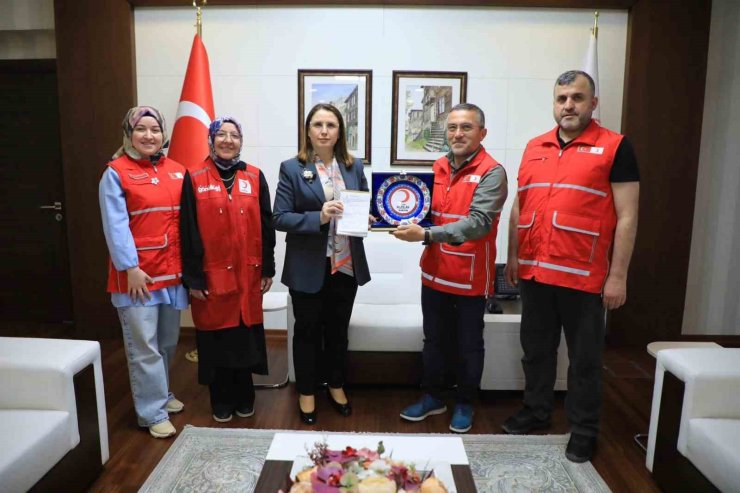 Vali Arslan, kurban bağışını Kızılay’a yaptı