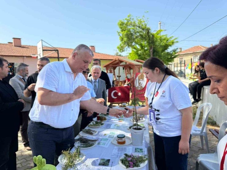 Burhaniye’de iki okulun ortak Bilim Fuarı açıldı