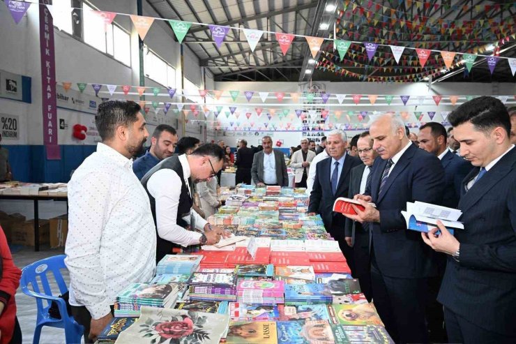 Vali Zorluoğlu Çermik kitap fuarını ziyaret etti