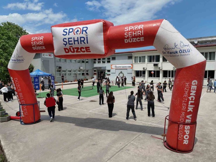 Düzce Belediyesi gençleri sporla buluşturmaya devam ediyor