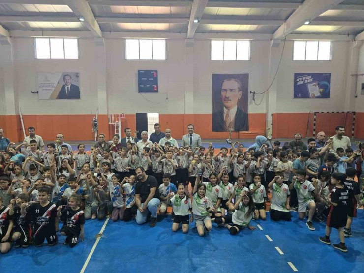 Çocuklar geleneksel oyunlarda kıyasıya yarıştı