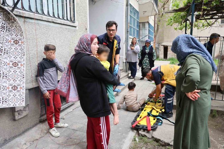 Aşağı düşen kardeşine bakarken kendisi de düştü