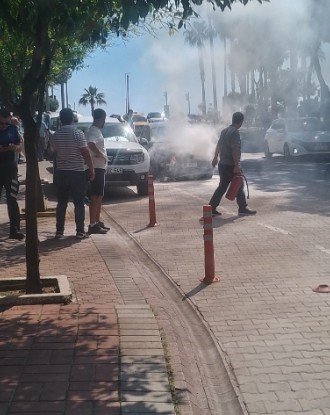 Alanya’da otomobilin motor kısmından dumanlar yükseldi, yangını vatandaş söndürdü