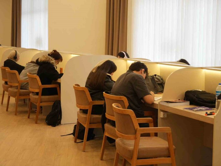 110 öğrenci aynı anda ders çalışıyor