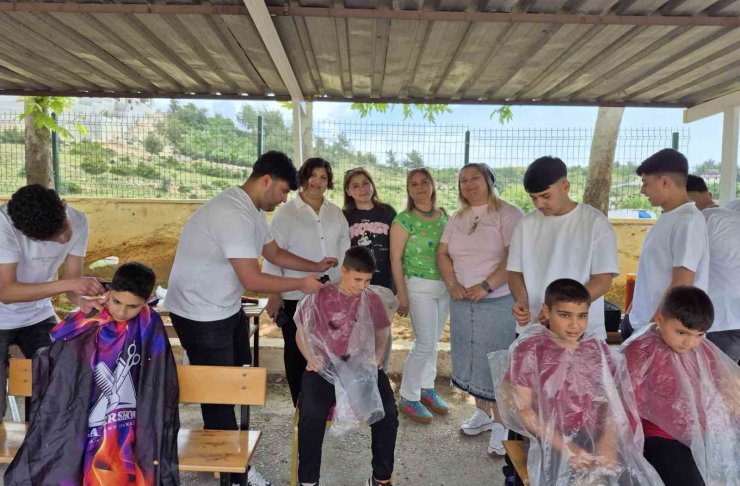 Bayram öncesi anlamlı dokunuş: Miniklere ücretsiz tıraş