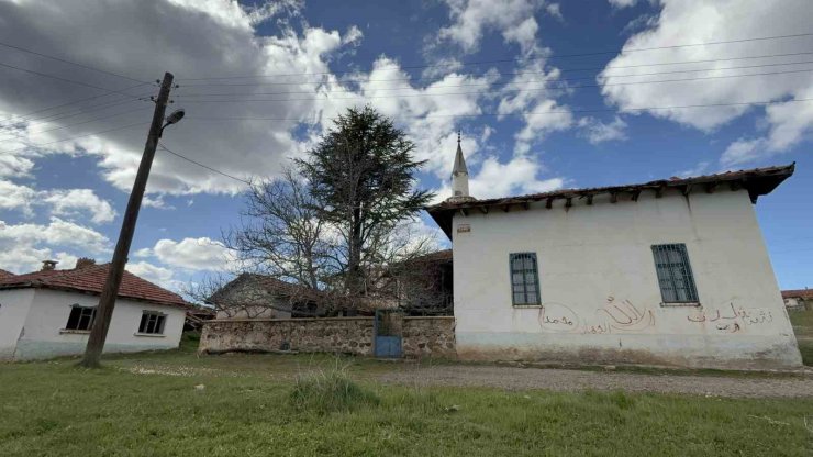 Ecdada ait 143 yıllık cami restorasyon bekliyor