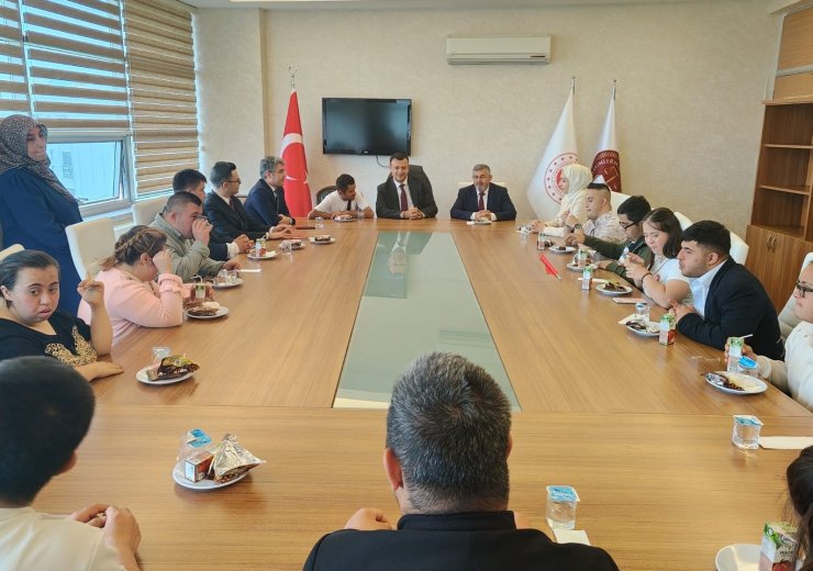 Adıyaman Adliyesi’nde down sendromlu çocuklardan "sevgi davası"