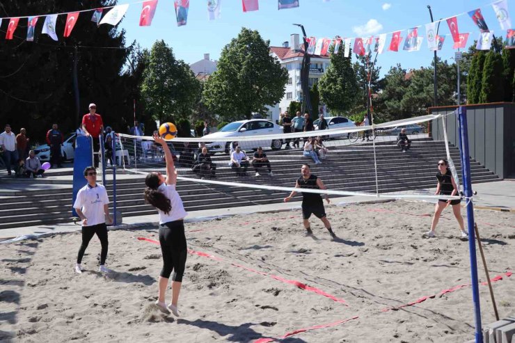 Denizi olmayan Bolu’da plaj voleybolu oynadılar