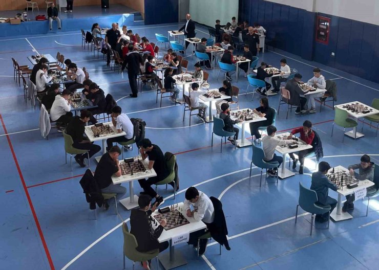 Alaca’da lise öğrencileri kıyasıya mücadele etti