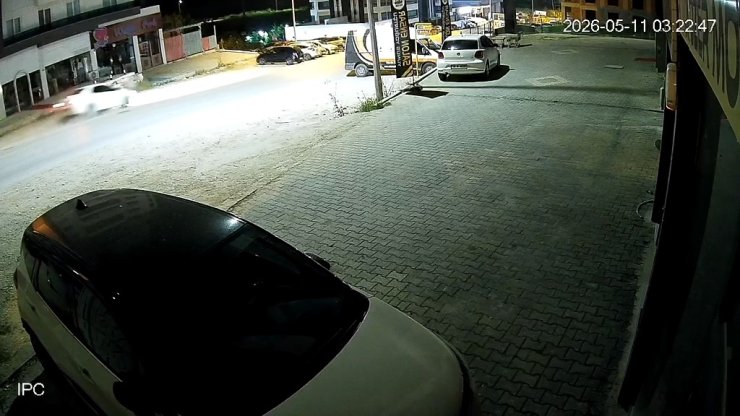 Uyuyakalan sürücü park halindeki araçlara daldı