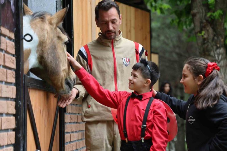 Akademisyenler ve özel çocuklar at terapisi etkinliğinde bir araya geldi