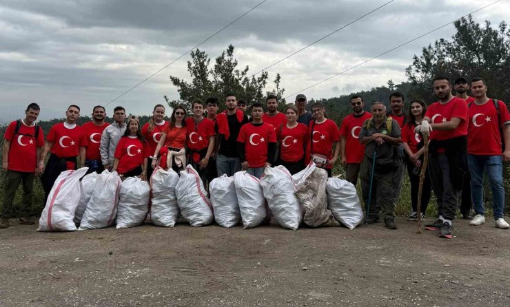 Doğa için yürüyen gençler 40 çuval çöp topladı
