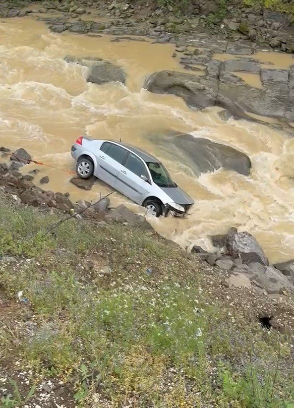 Dereye uçan otomobilin sürücüsü kazayı ucuz atlattı