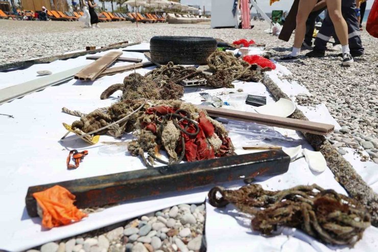 Antalya’da 4 etaptan oluşan deniz dibi temizliğinde yaklaşık 20 ton atık çıkartıldı