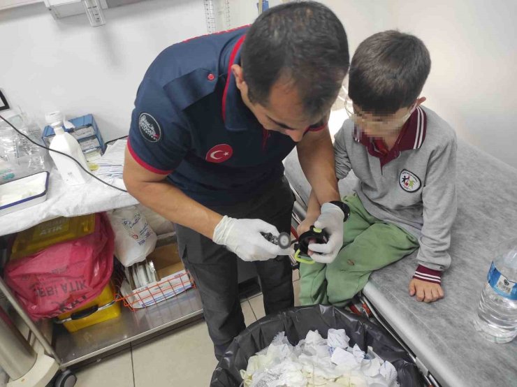 Su matarasına sıkışan parmağı hastanede çıkardılar