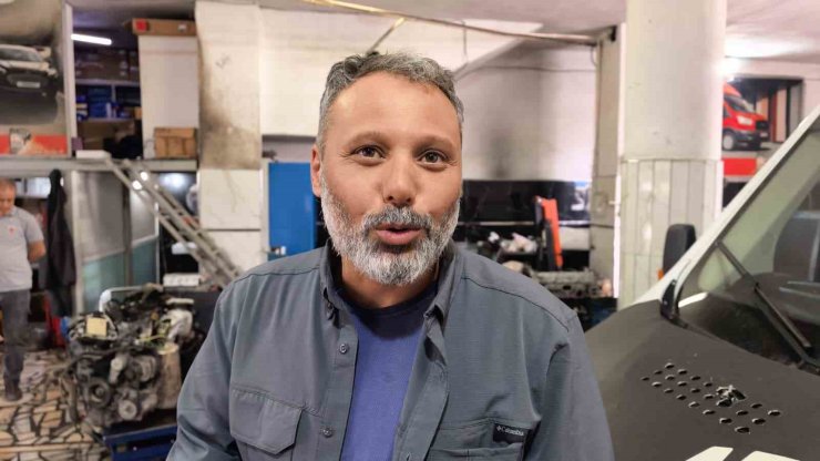 Kamyonetin motorunda giden tamirci konuştu: "Müşteriyi 40 bin liradan kurtardık"