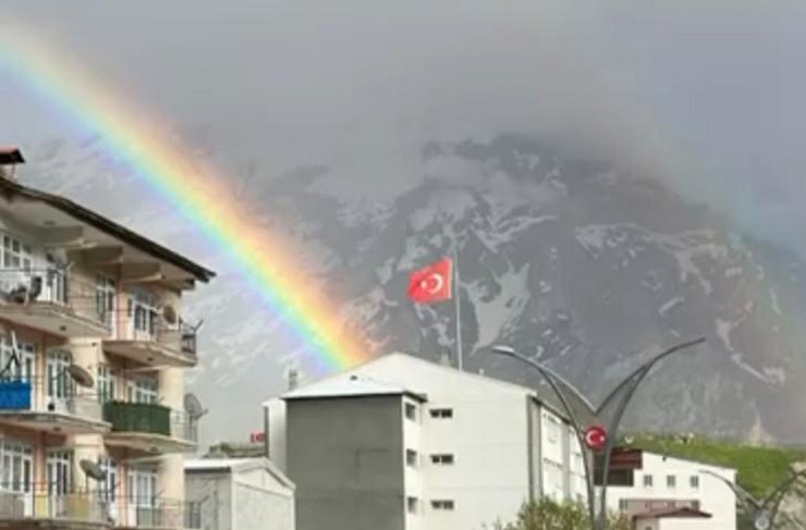 Hakkari’de yağış sonrası gökkuşağı güzelliği