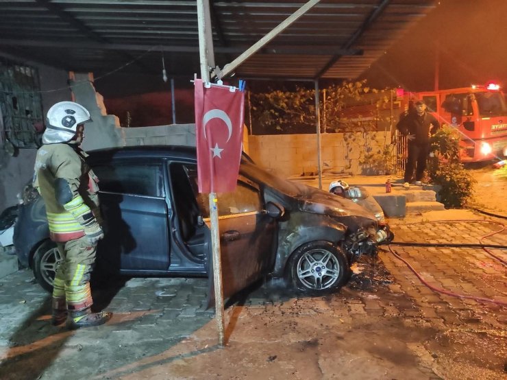 İskenderun’da otomobilin motorundan alevler yükseldi