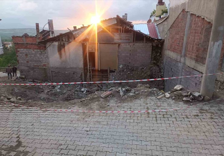 Yıkılan metruk evde oynayan çocuklar kurtuluş savaşına ait olduğu değerlendirilen el bombası buldu