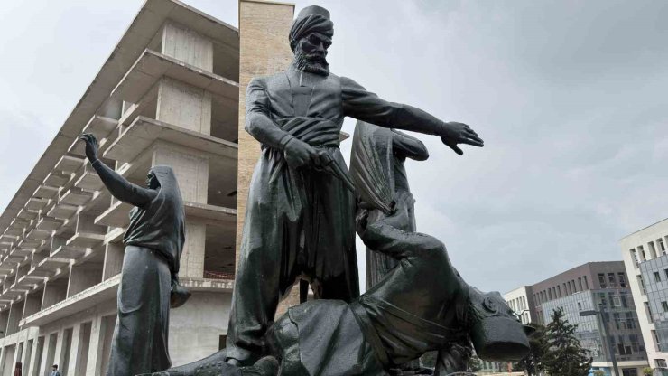 Kıbrıs Meydanı’ndaki anıt yeniden ait olduğu yerde