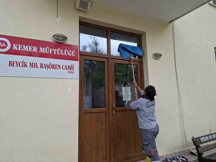 Antalya’nın Kemer ilçesinde bayram öncesi camilerde temizlik seferberliği