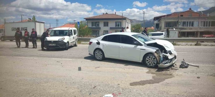 Malatya’da hafif ticari araç ile otomobil çarpıştı: 2 yaralı