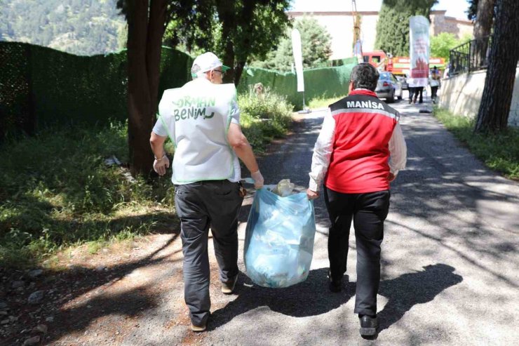 Manisa’da ormanlık alanda yüzlerce kilo çöp toplandı