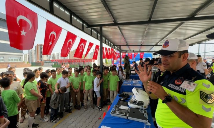 Mersin’de jandarmadan öğrencilere tanıtım etkinliği