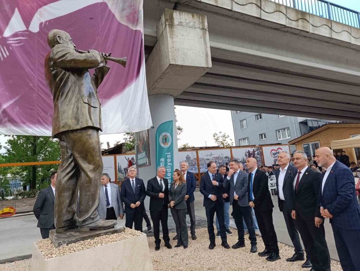 Miting ve açılışların unutulmaz ismi Seyfi Usta’nın heykeli açıldı