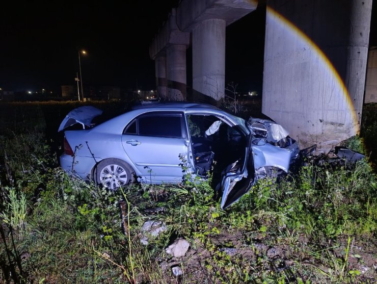 Kontrolden çıkan otomobil köprü ayağına çarparak durdu: 2 yaralı