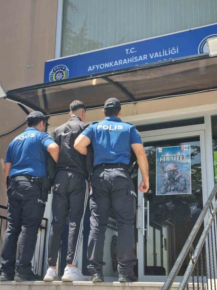 Polis, bıçaklı saldırganı kıskıvrak yakaladı