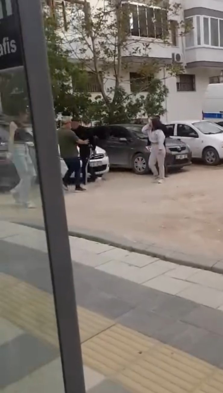 Kızların kavgasını ayıran vatandaşlara bıçakla saldırdı