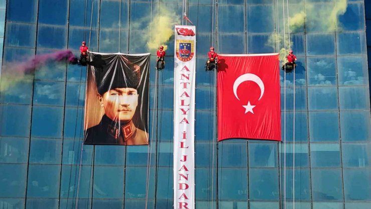 Antalya’da JAK timi, halatla sarktıkları 64 metre yükseklikte Türk bayrağı açtı
